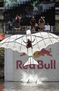 Pašdarināto lidaparātu konkurss Red Bull Flugtag (Bilde nr.1)